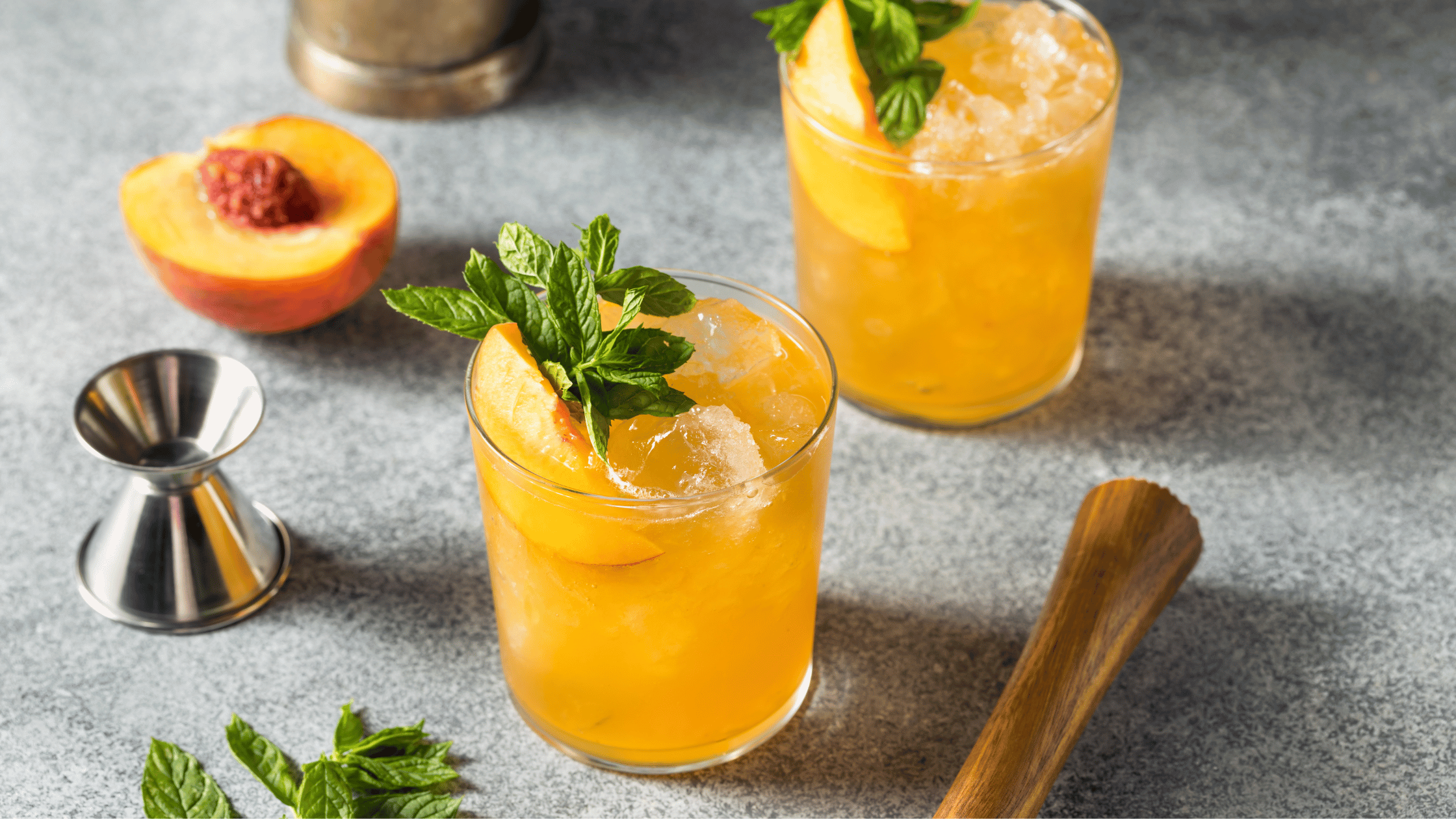 Summer Gold Bourbon Smash: A Refreshing Seasonal Cocktail Recipe